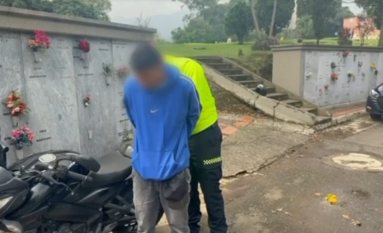 Capturaron a hombre que habría matado a golpes a su hijo en la comuna 13, de Medellín, cuando lo visitaba en el cementerio