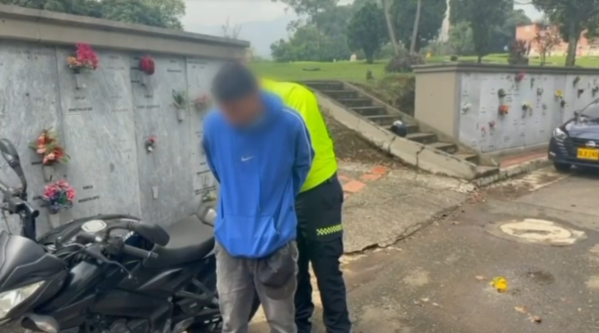 Capturaron a hombre que habría matado a golpes a su hijo en la comuna 13, de Medellín, cuando lo visitaba en el cementerio