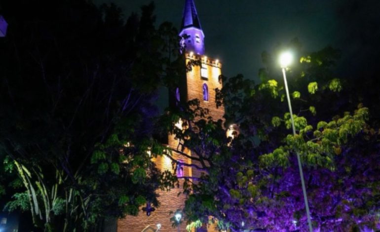 Parroquia de San José, la del parque de Envigado, tiene iluminación que destaca su estructura