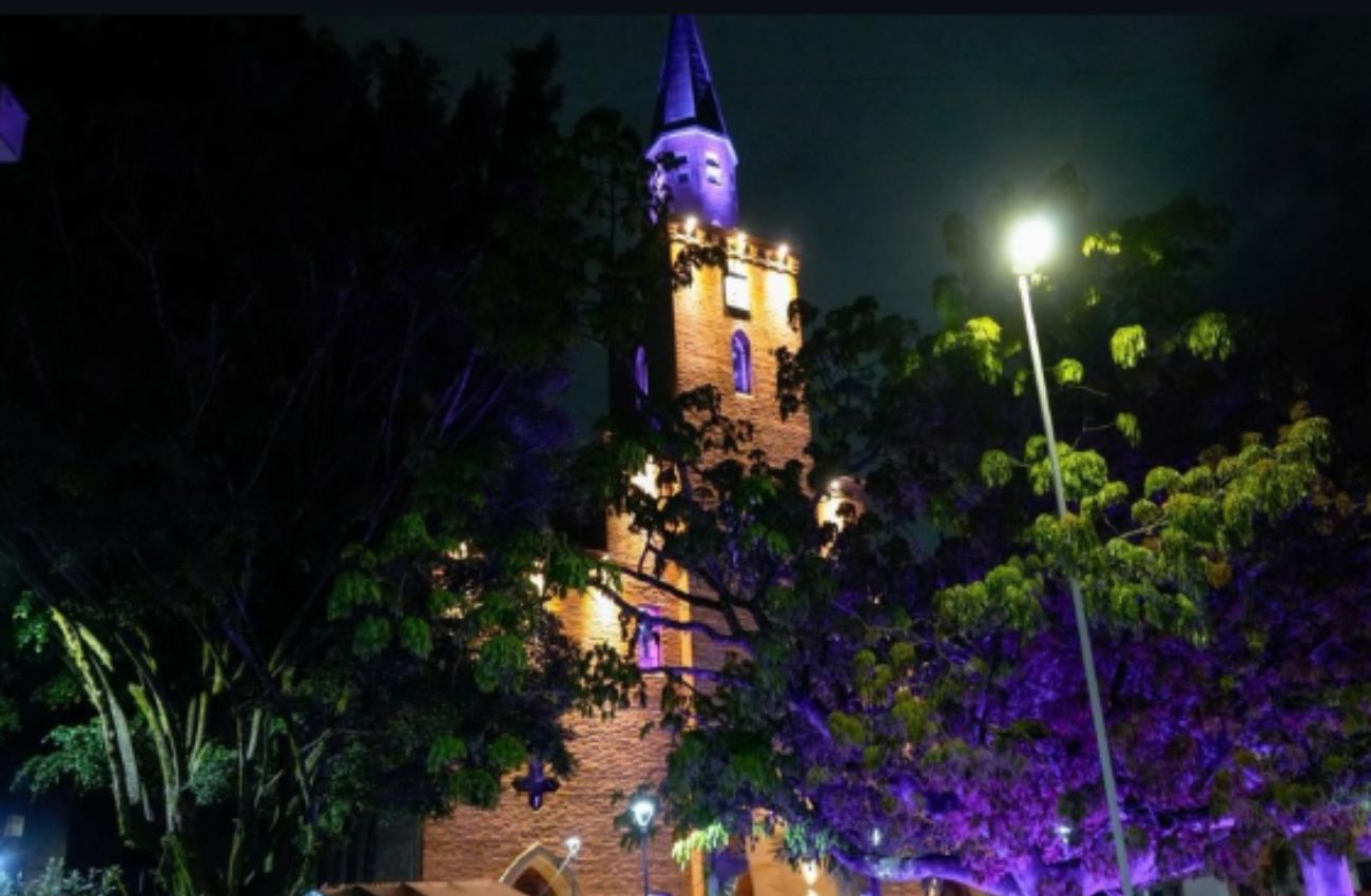 Parroquia de San José, la del parque de Envigado, tiene iluminación que destaca su estructura