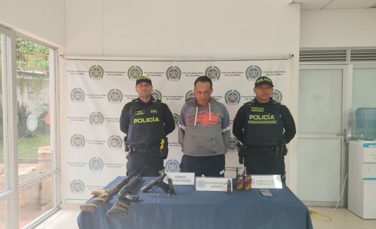 Capturaron a El Gomelo, criminal buscado por un asesinato, cuando golpeaba a una mujer en una casa del nororiente de Medellín