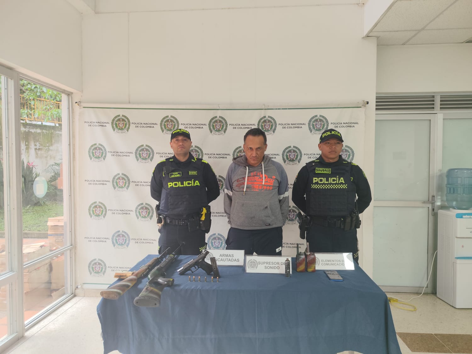 Capturaron a El Gomelo, criminal buscado por un asesinato, cuando golpeaba a una mujer en una casa del nororiente de Medellín