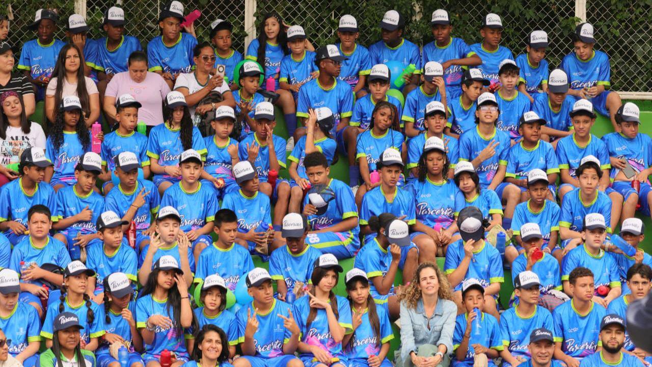 Programa Parceritos fortalece entornos escolares y beneficia a más de 800 estudiantes en Medellín