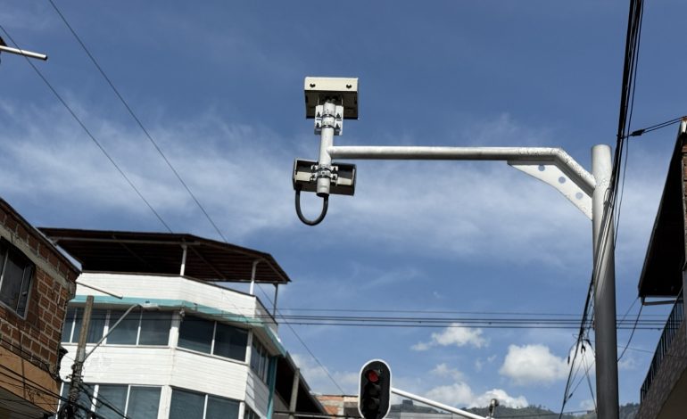Bello instalará nuevas cámaras de fotodetección y reduce límite de velocidad en la avenida Regional Occidental