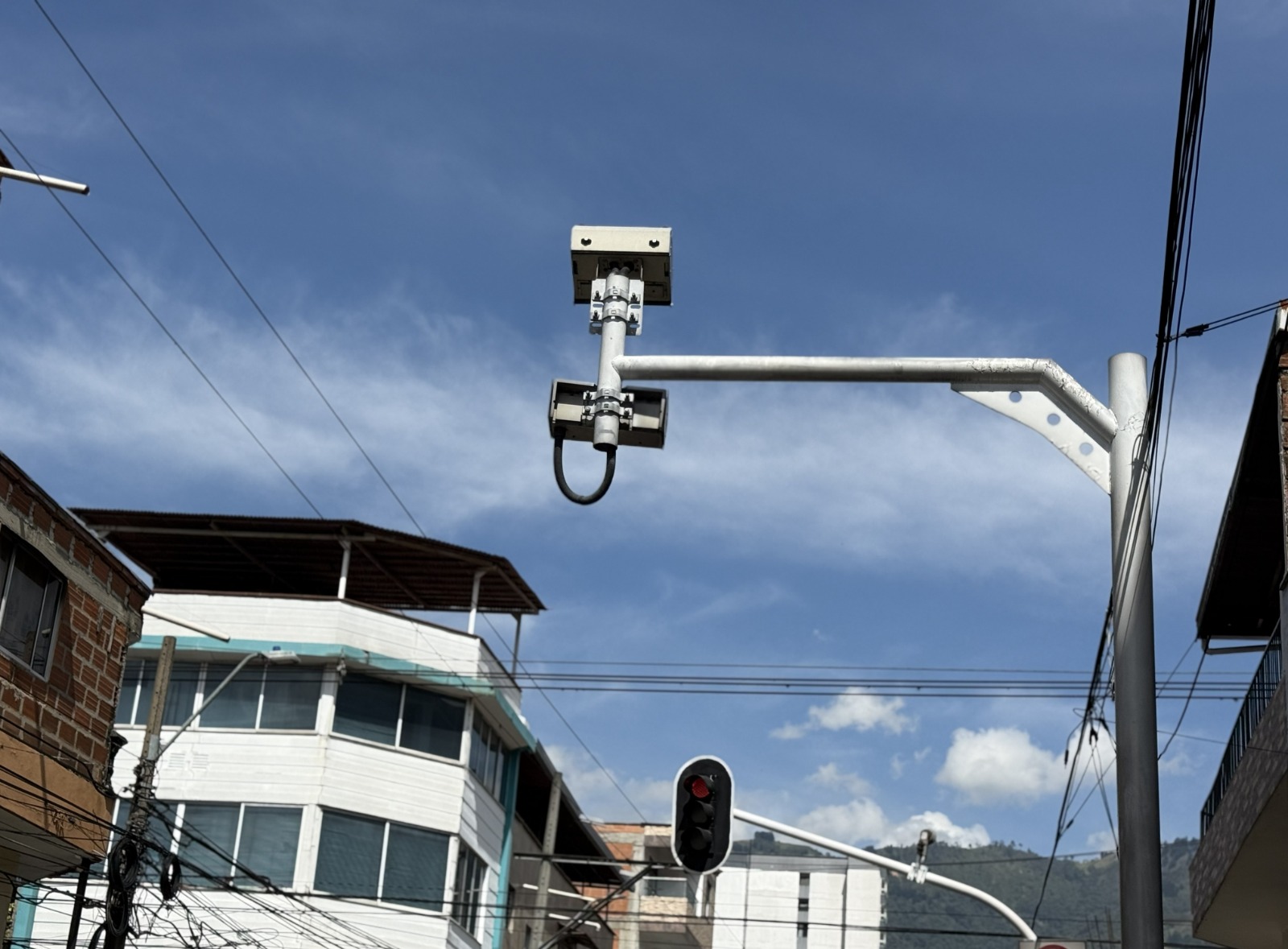 Bello instalará nuevas cámaras de fotodetección y reduce límite de velocidad en la avenida Regional Occidental