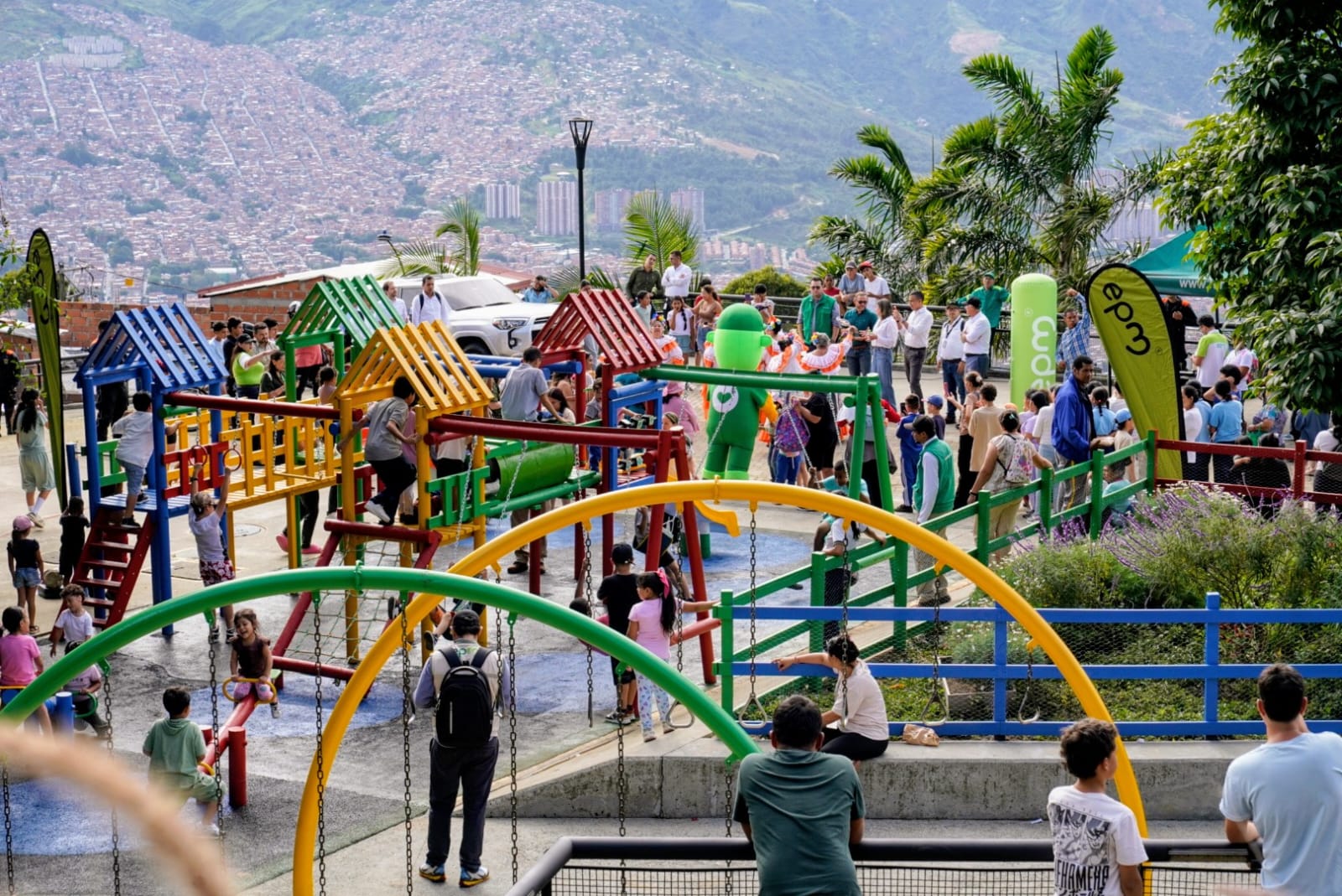EPM hizo parque recreativo para niños con materiales reciclados en Medellín