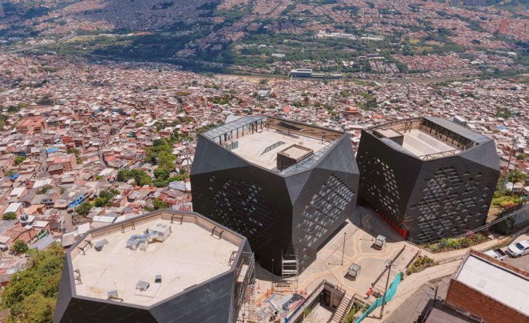 Tras 11 años de cierre por líos estructurales, el Parque Biblioteca Santo Domingo abre parcialmente sus puertas