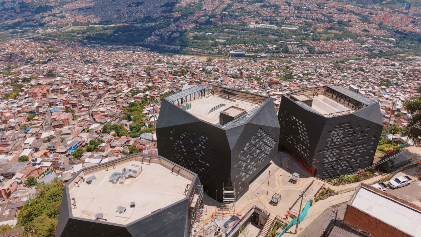 Tras 11 años de cierre por líos estructurales, el Parque Biblioteca Santo Domingo abre parcialmente sus puertas