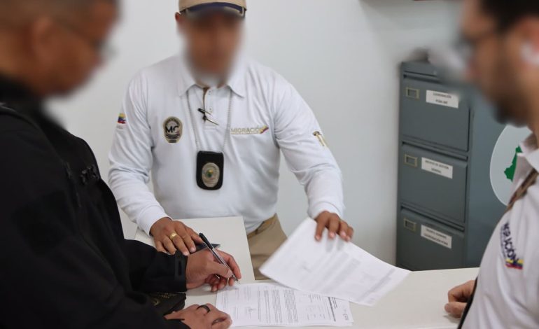Migración Colombia devolvió a 10 gringos que querían grabar películas porno e intentaron meterse a Medellín tras ser rechazados