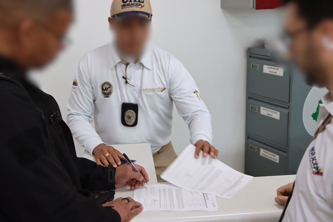 Migración Colombia devolvió a 10 gringos que querían grabar películas porno e intentaron meterse a Medellín tras ser rechazados