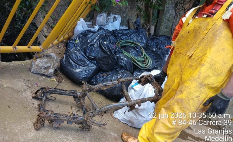 Colchones, escombros y partes de motos: los residuos que obstruían la quebrada La Mansión en Medellín