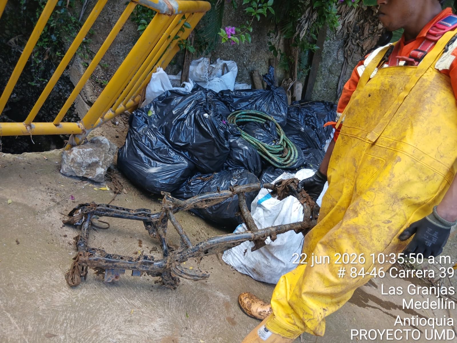 Colchones, escombros y partes de motos: los residuos que obstruían la quebrada La Mansión en Medellín