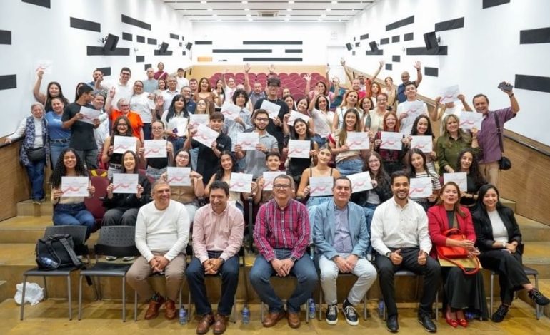 Envigado entrega estímulos educativos a 30 estudiantes