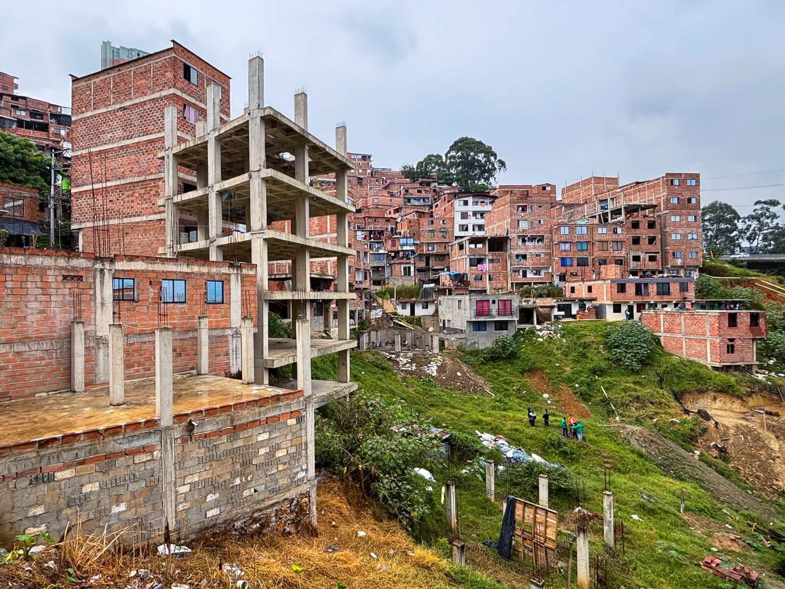 Medellín refuerza control contra construcciones ilegales
