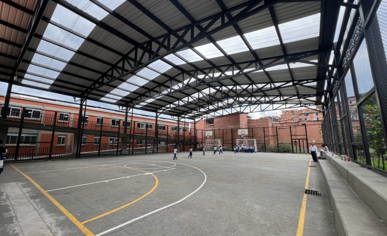 Medellín renueva más de 80 placas deportivas en colegios