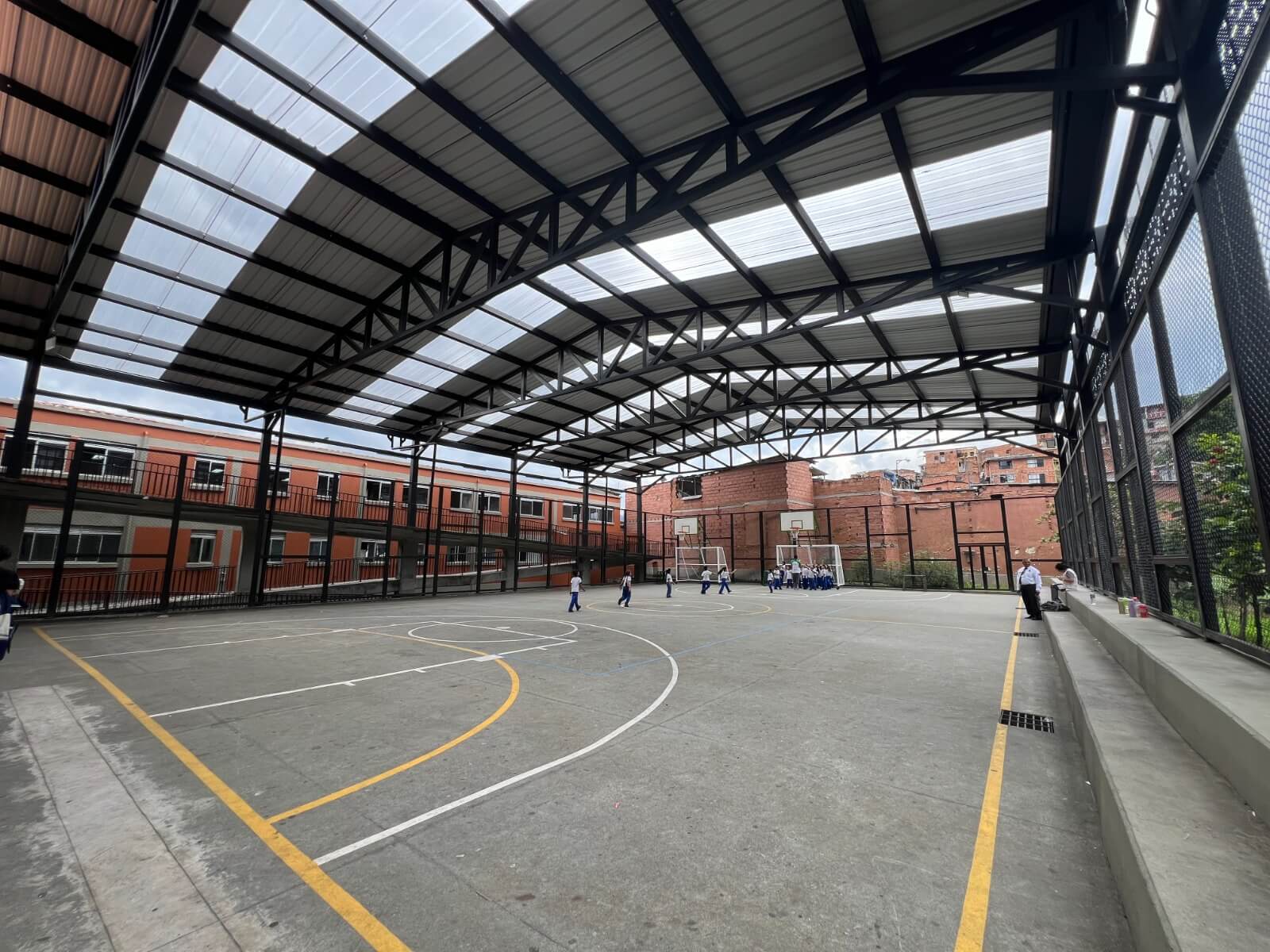 Medellín renueva más de 80 placas deportivas en colegios