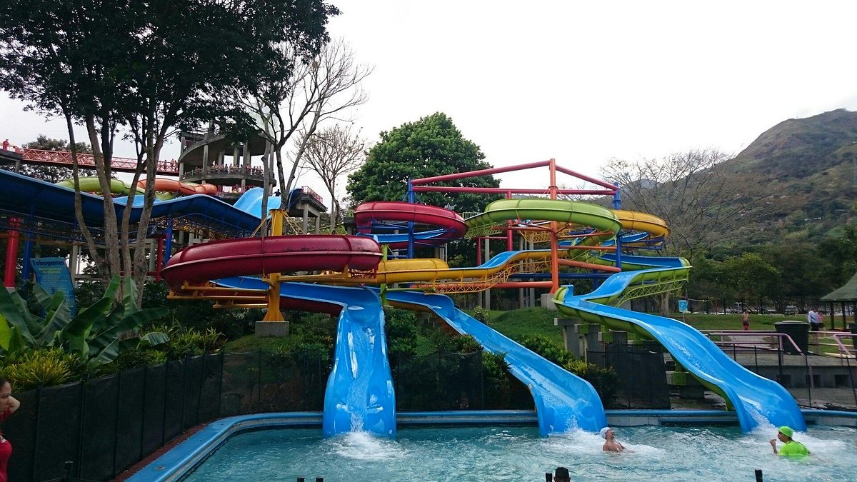 Niño de 10 años murió tras ser encontrado en el fondo de una piscina del Parque de las Aguas
