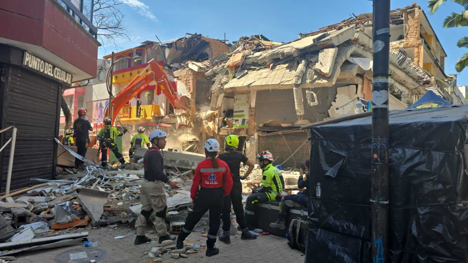 Rescates en Pereira avanzan entre escombros tras terremoto