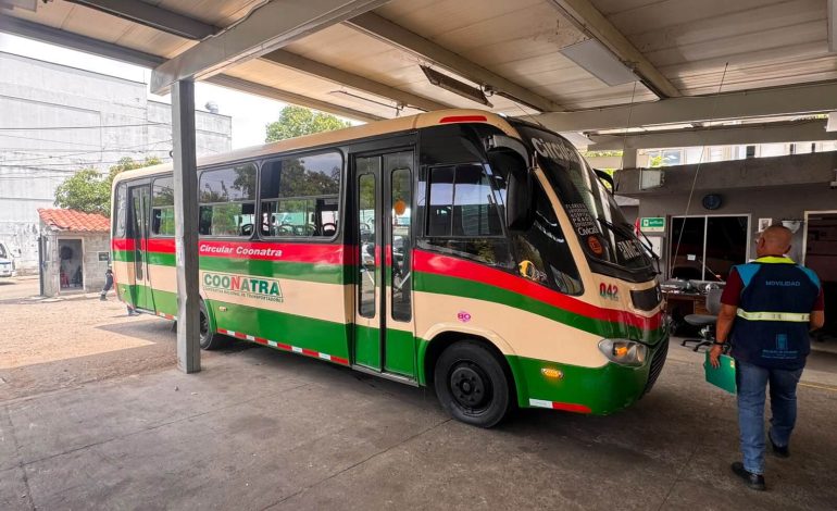 Bus inmovilizado en Medellín por fallas y pasarse un semáforo