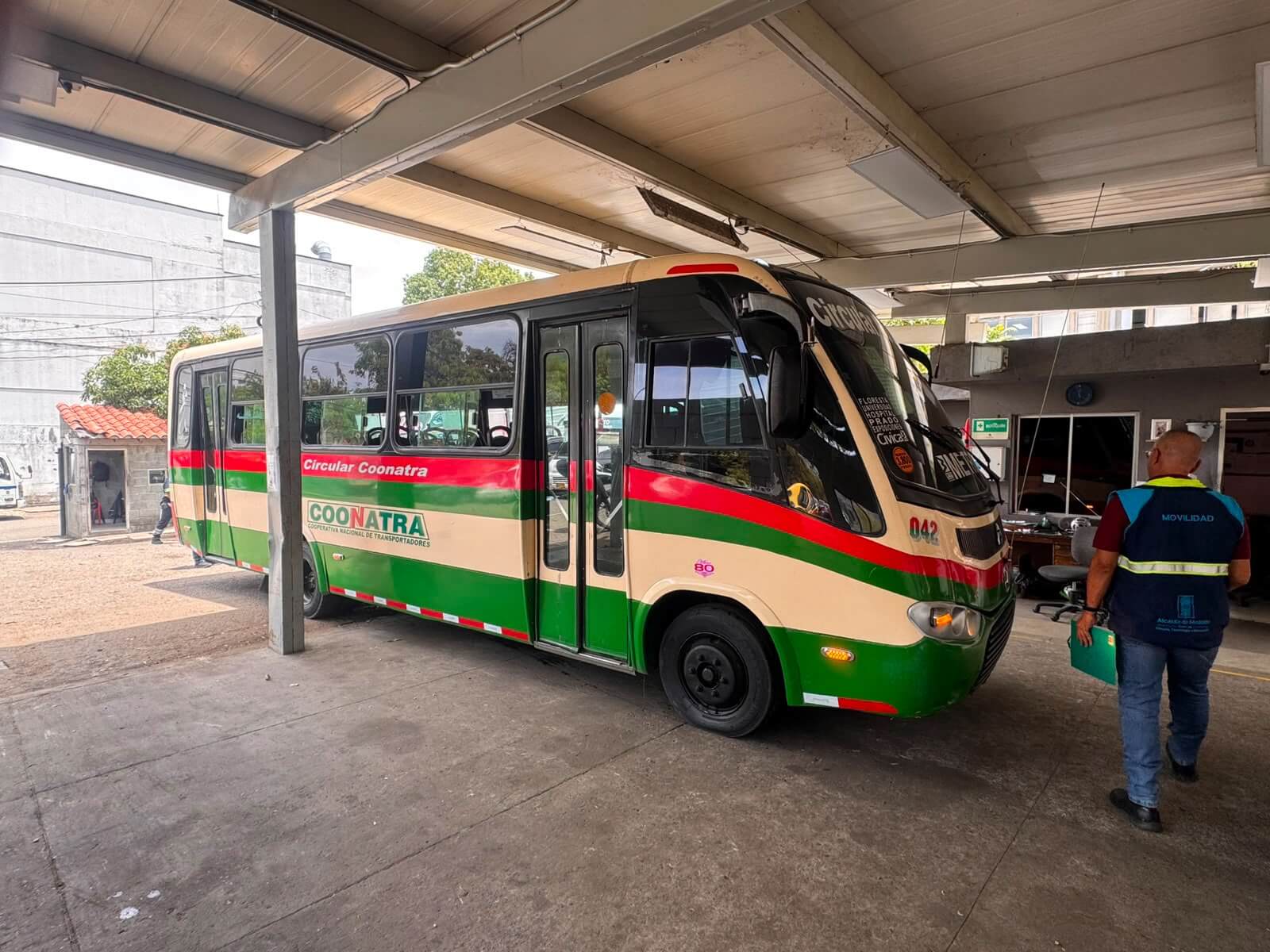 Bus inmovilizado en Medellín por fallas y pasarse un semáforo