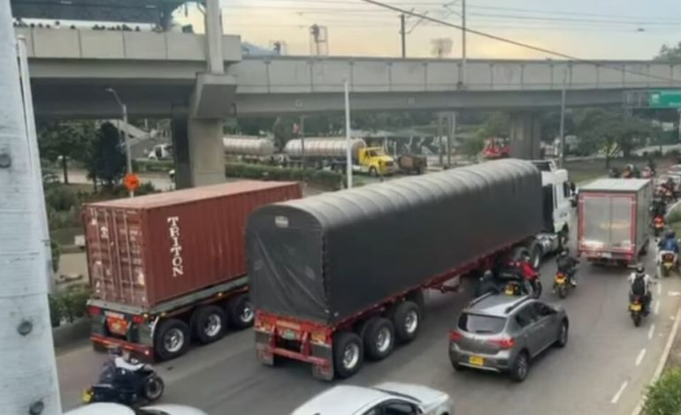 Volcamiento de cisterna causa cierre total en Niquía