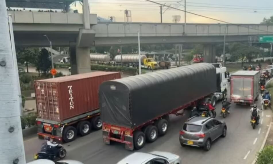 Volcamiento de cisterna causa cierre total en Niquía