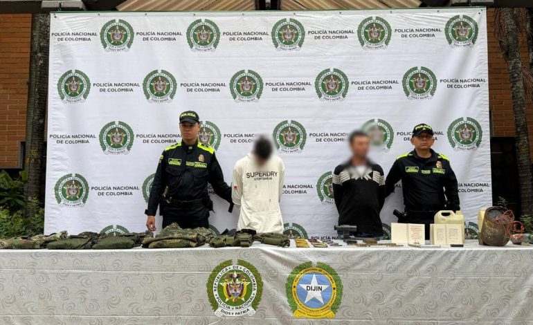 Capturan a dos hombres con explosivos y arsenal en Medellín