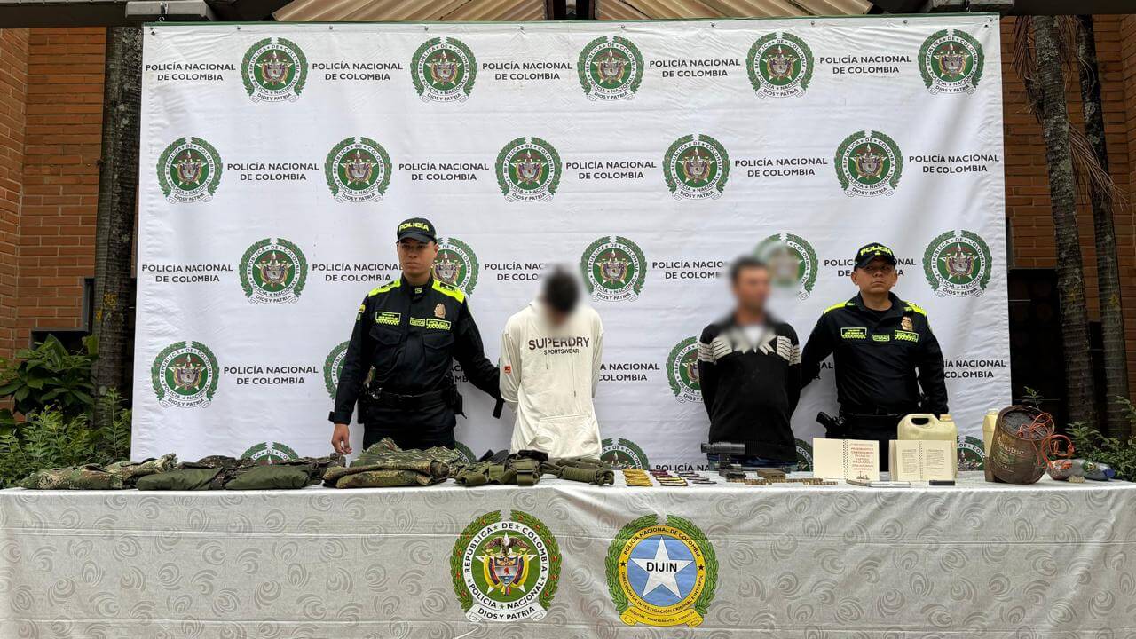 Capturan a dos hombres con explosivos y arsenal en Medellín