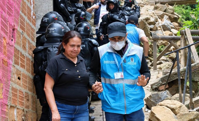 Tensión en Manrique durante evacuación de familias