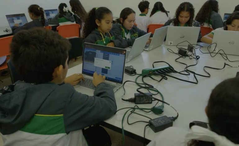 Estudiantes de Medellín crean mariposario con tecnología