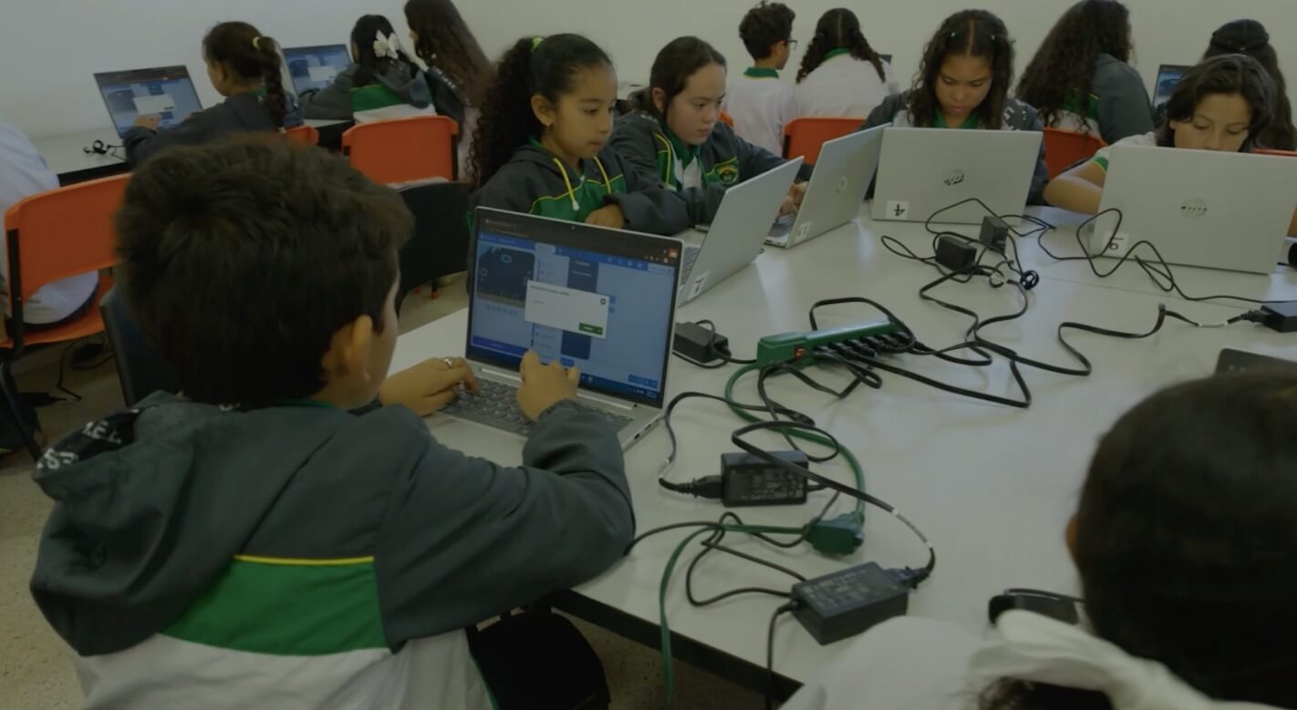 Estudiantes de Medellín crean mariposario con tecnología