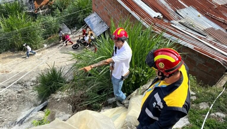 Emergencia en Bello por deslizamiento deja viviendas colapsadas