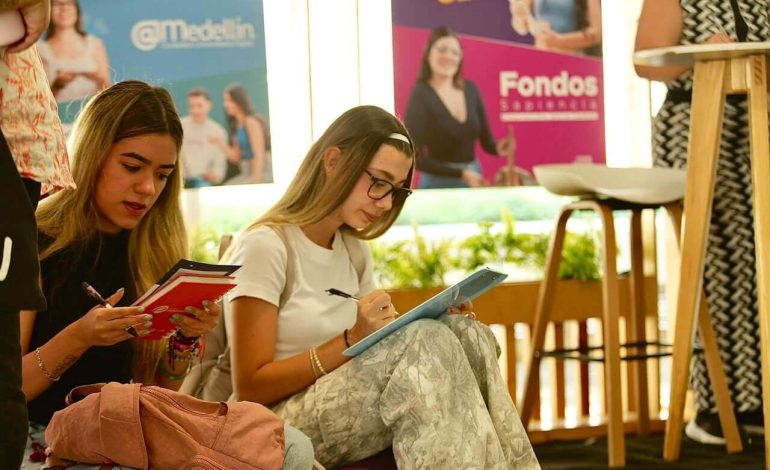A través de Sapiencia, 832 estudiantes podrán acceder a financiación para sus estudios en el 2027: así podrá acceder