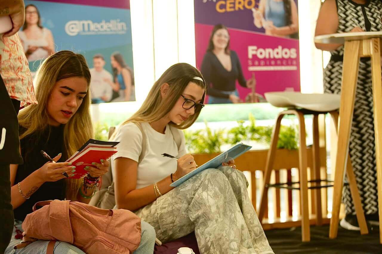 A través de Sapiencia, 832 estudiantes podrán acceder a financiación para sus estudios en el 2027: así podrá acceder