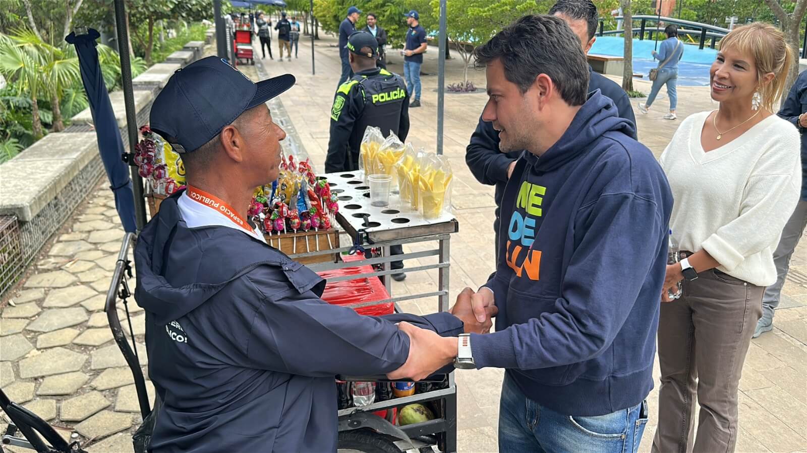 61 vendedores informales de Medellín podrán trabajar legalmente en Parques del Río
